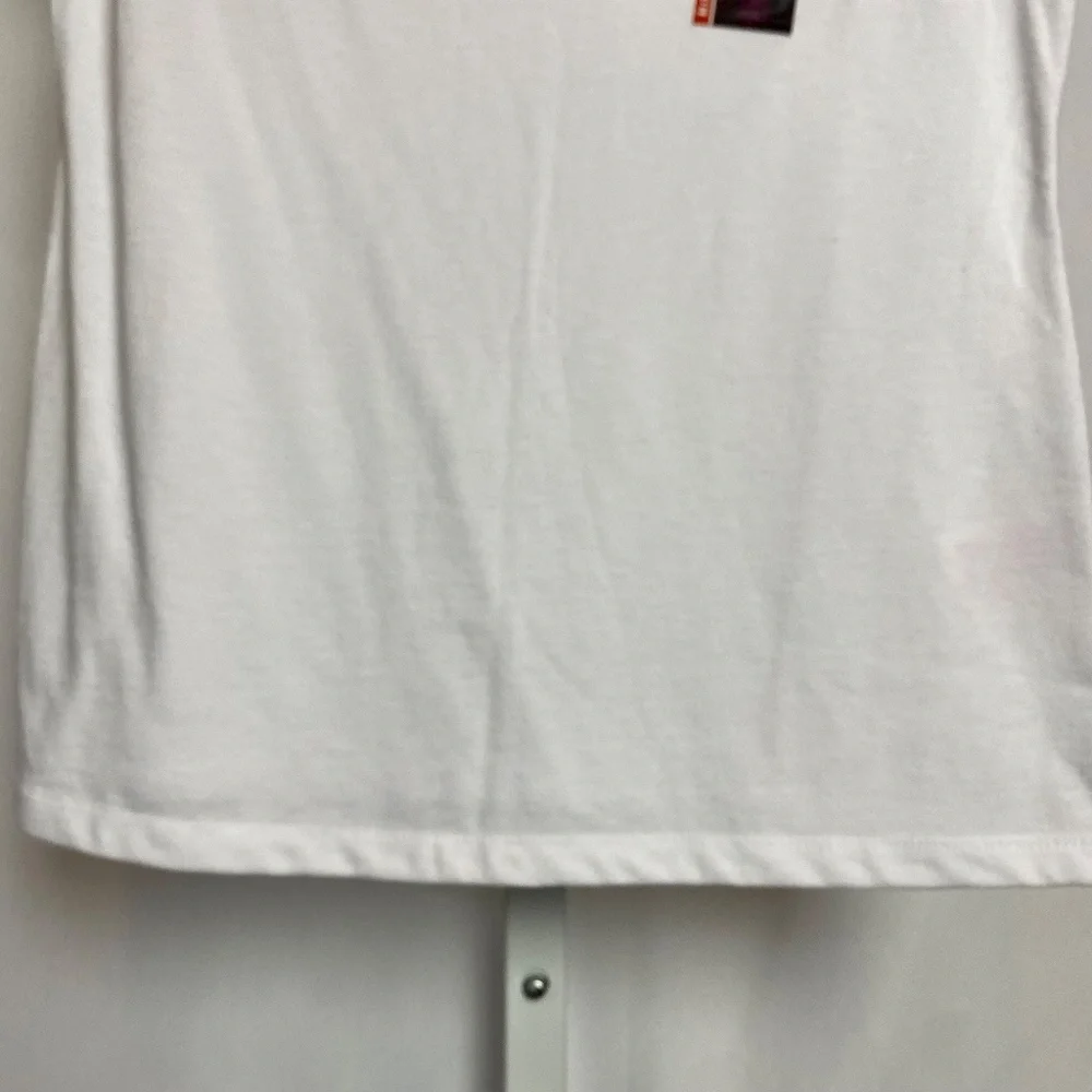 💙5/$15 NWT No Boundaries Womenʻs White Short Sleeve Scoop Neck Tee Medium